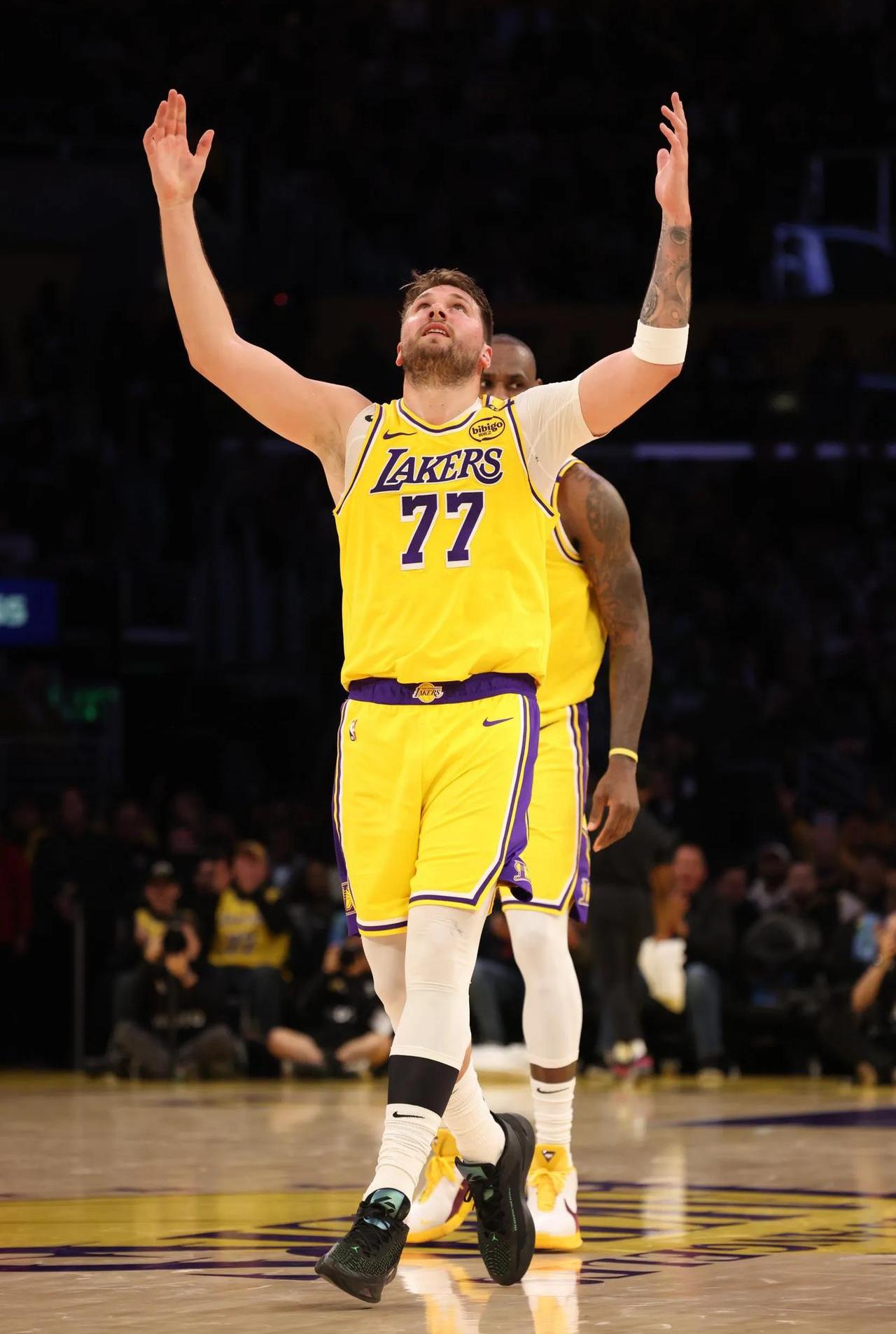  东契奇迎来十赛季高光表现，切尔西球迷沸腾！